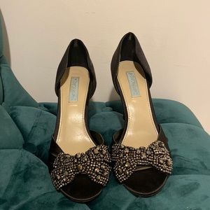 Betsy Johnson black satin with rhinestone bow tie on open toe heel, size 9 w’s